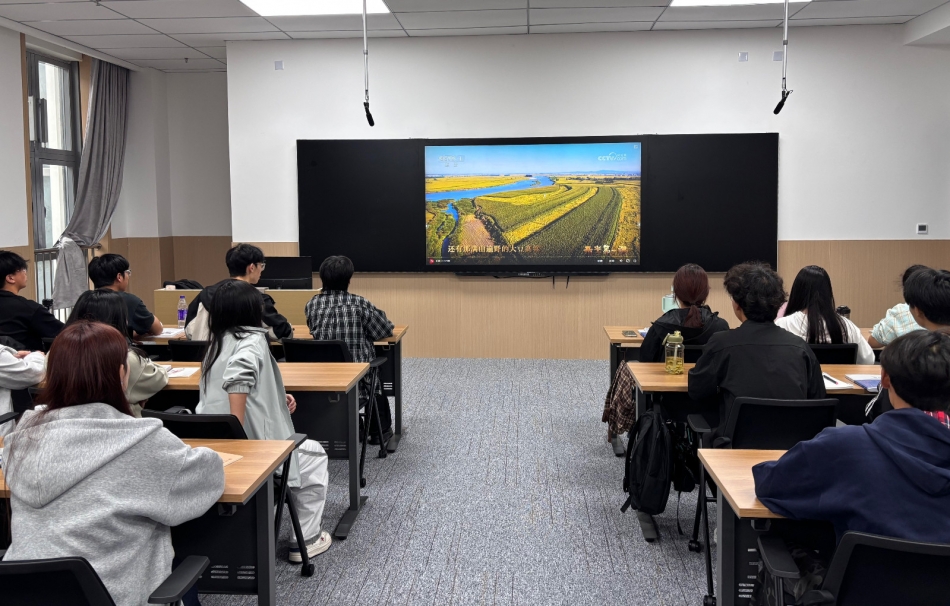 艺术设计学院组织学生在教室集中收看.jpg